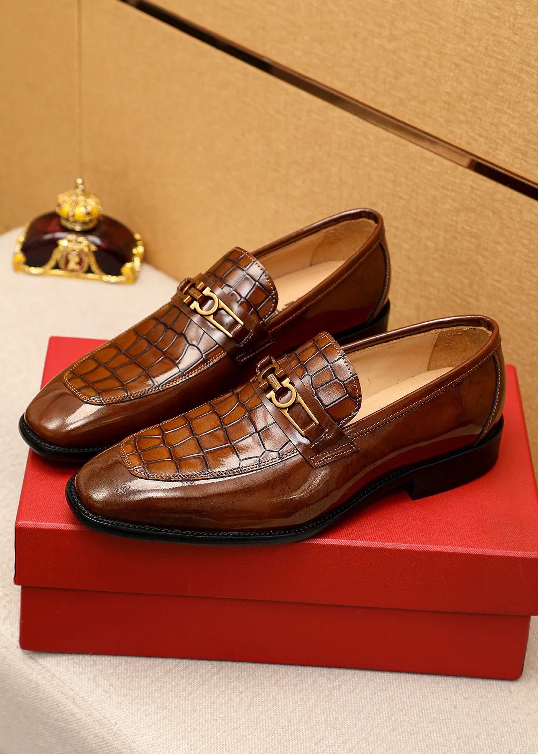 Men's shoes 💰480💰 Product trademark: Ferragamo "Ferragamo" casual leather shoes Regular size: 38-44 (45🉑️customized) Product materials: Selected imported first-layer open-edge beaded calfskin embossed upper + original hardware buckle, imported water-dyed cowhide leather lining. Strong three-dimensional visual effect, combined outsole Color: 2⃣️colors available